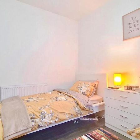 Deluxe Private Room In Manor Park Лондон Екстер'єр фото